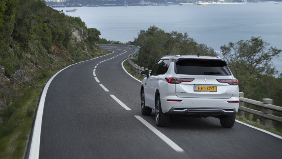 Foto vom Mitsubishi Outlander von hinten aufgenommen während der Fahrt