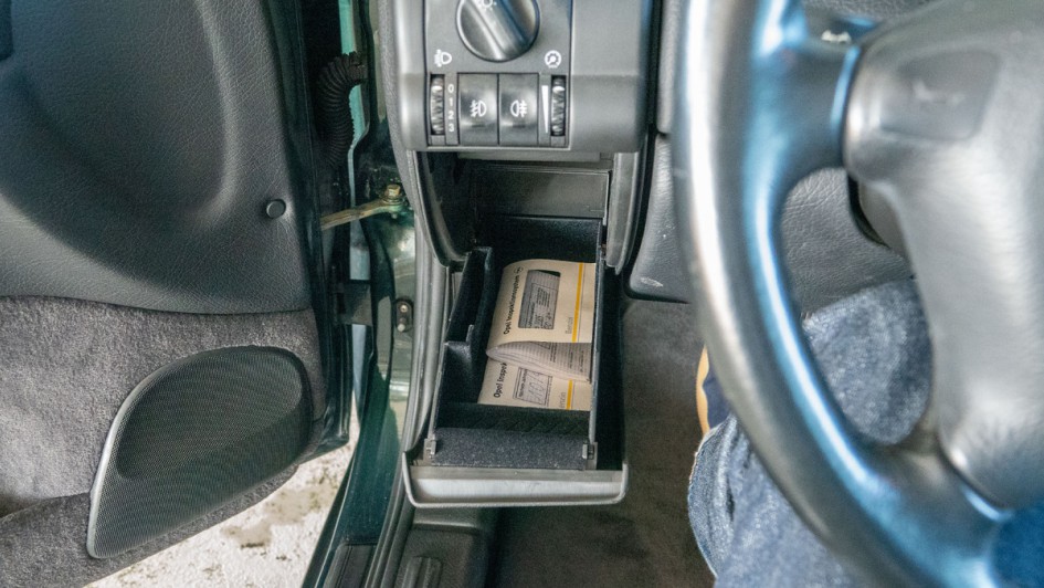 Kleines Ablagefach im Omega MV6 vor dem linken Fahrerknie