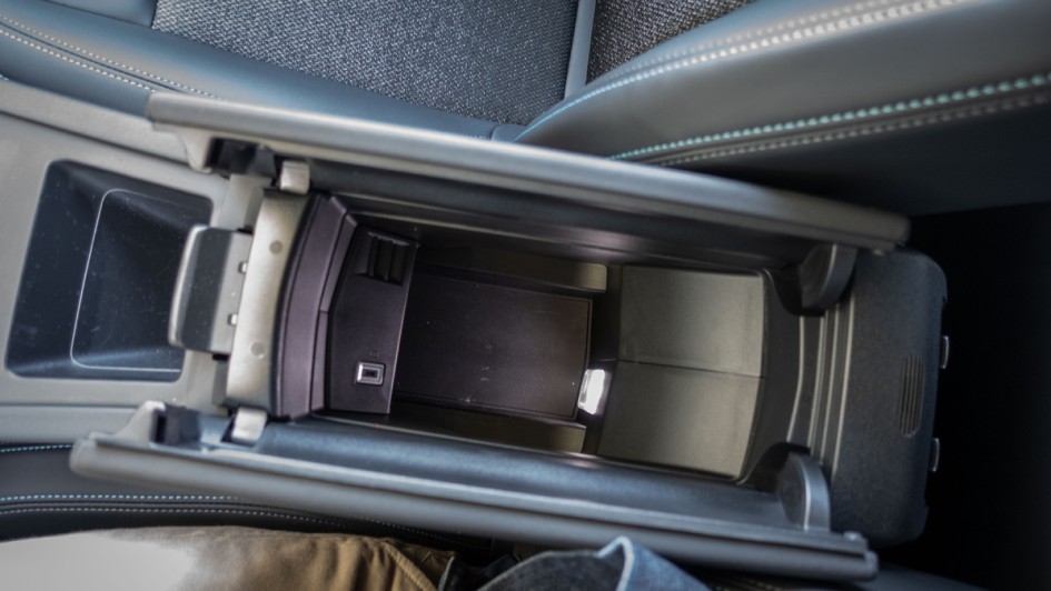 Peugeot 308 SW 1.5d Ablage unter Mittelarmlehne vorn