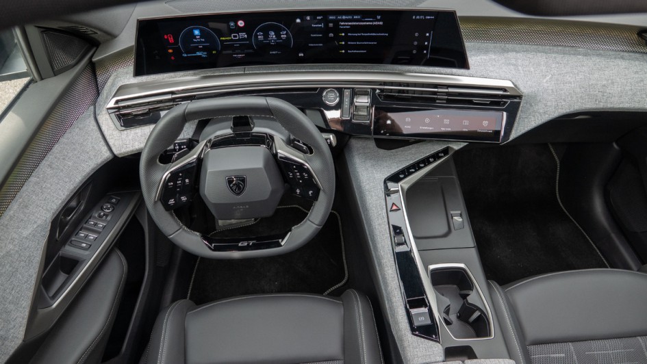 Gesamtansicht des Cockpits vom Peugeot E-5008, aufgenommen durchs geöffnete Schiebedach