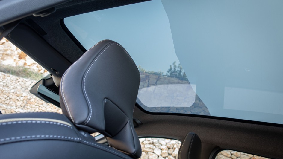 Glasdach im Renault Symbioz fotografiert, das sich auf Knopfdruck milchig kristallisiert und kam mehr Sonne durchlässt. 