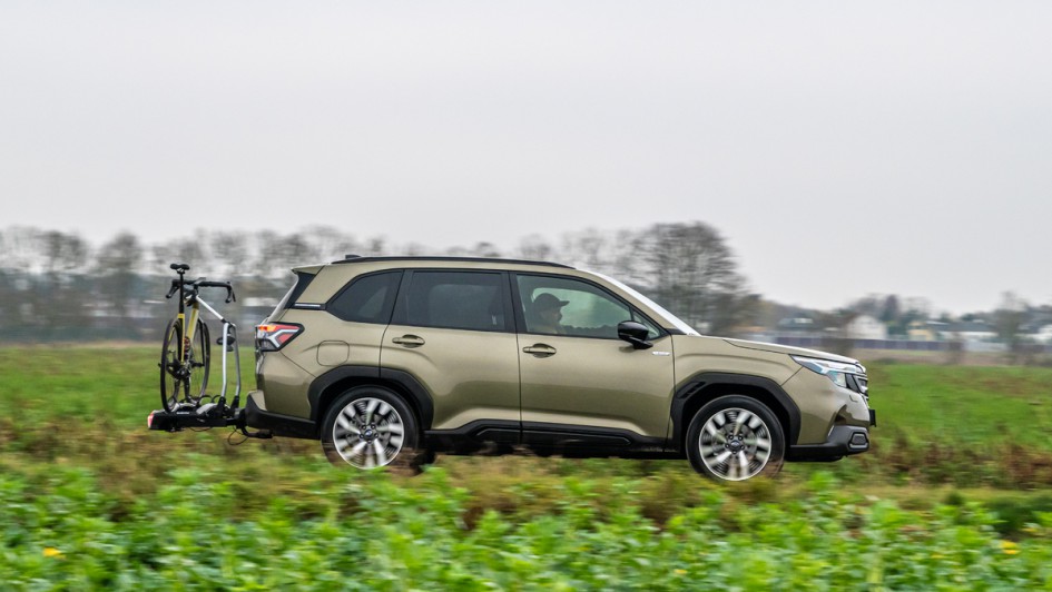 Subaru Forester mit Fahrradträger auf Anhängerkupplung montiert