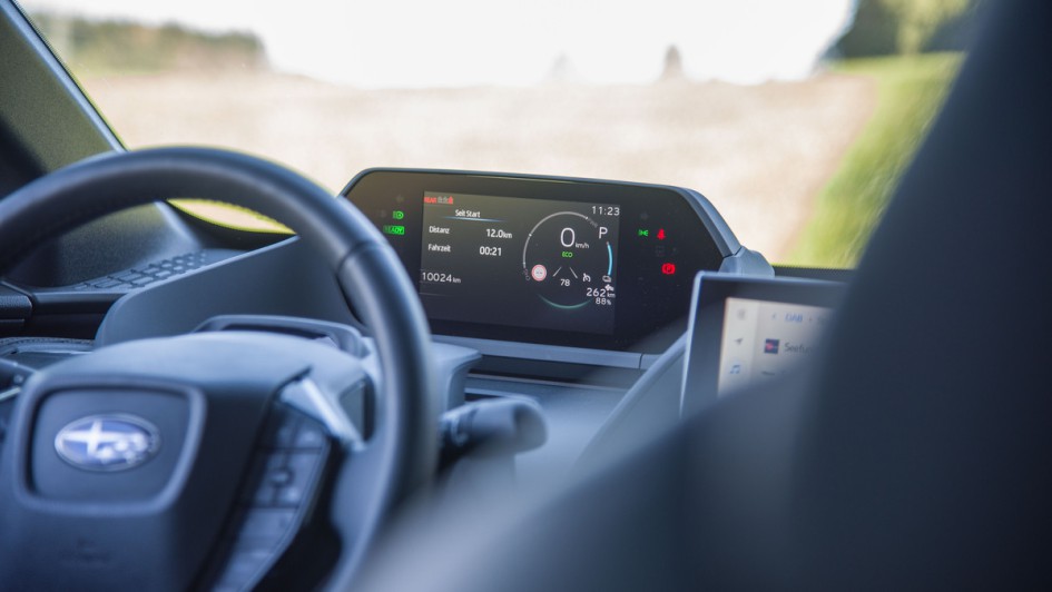 Foto aufs ungewöhnliche Kombiinstrument des Subaru Solterra