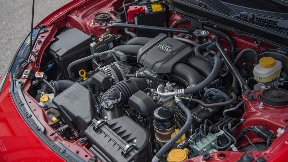 Toyota GR 86 ist ein Subaru BRZ. Auf der kleinen Motorabdeckung steht Toyota in Eintracht mit Subaru 