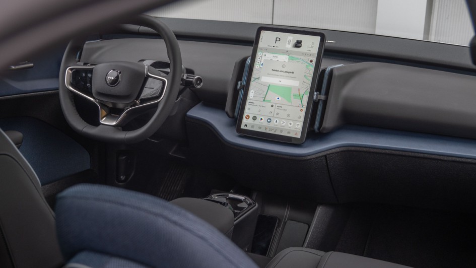Volvo EX30 (Fahrbericht) Ansicht des gesamten Cockpits von der Beifahrerseite aus