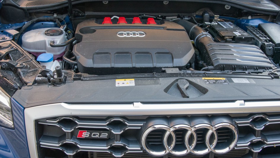 Audi SQ2 Motorraum mit offener Motorhaube und Blick auf den Zweiliter-Turbobenziner