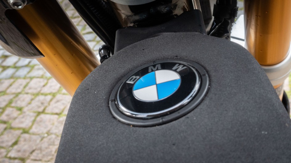 BMW CE 02 BMW-Emblem vorne an der Sitzbank im Detail