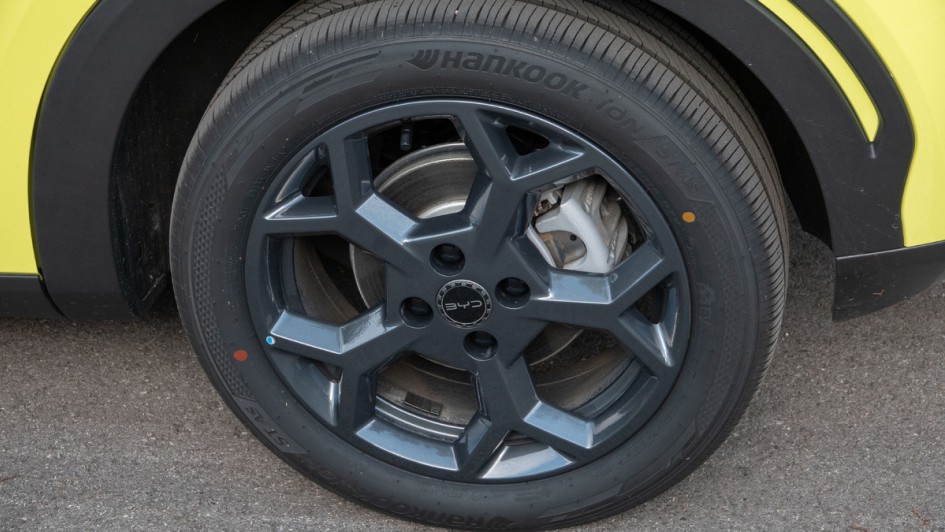 Schwarz lackiertes 16-Zoll-Alurad am BYD Dolphin Surf Boost