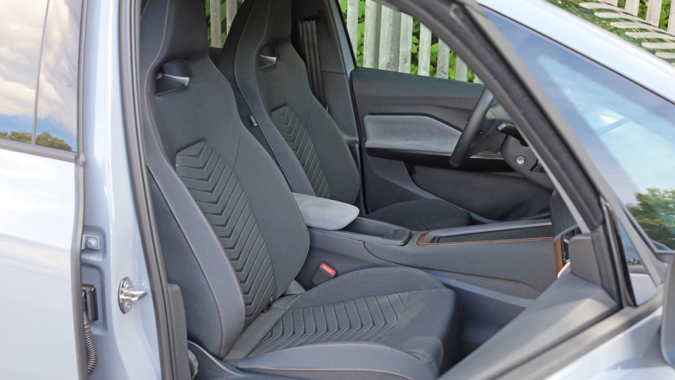 Cupra Born Vordersitze Serienausstattung