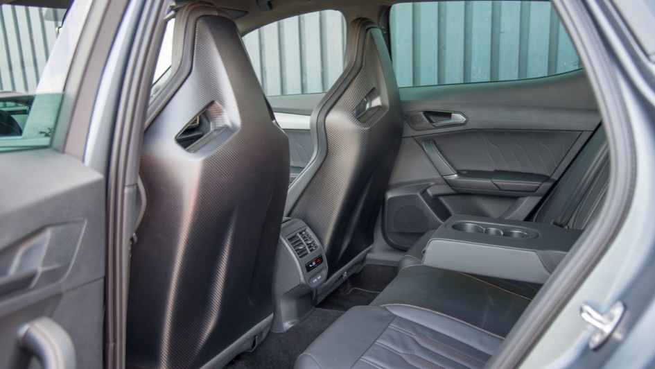 Cupra Formentor Cup Schalensitz von hinten mit Karbonfaser