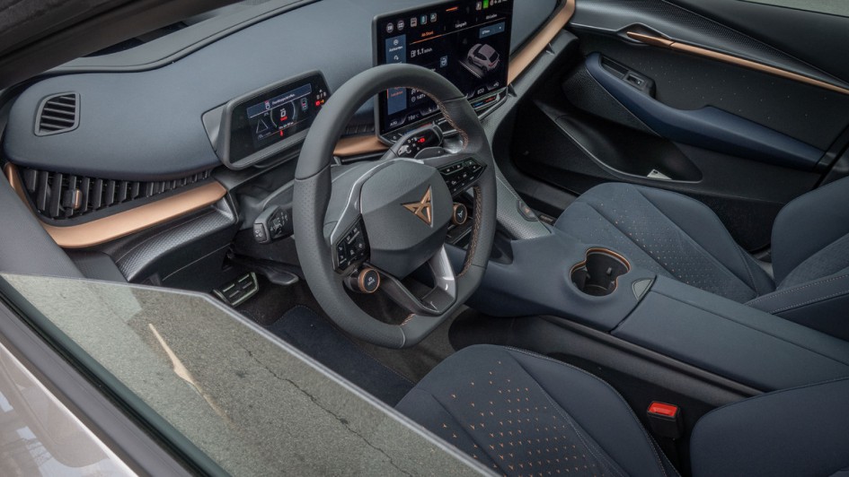 Cupra Tavascan VZ Cockpitfoto durchs geöffnete Fenster