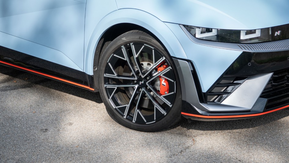 400-Millimeter-Bremsscheiben an der Vorderachse, rot lackiert hinter 21-Zoll-Alurädern