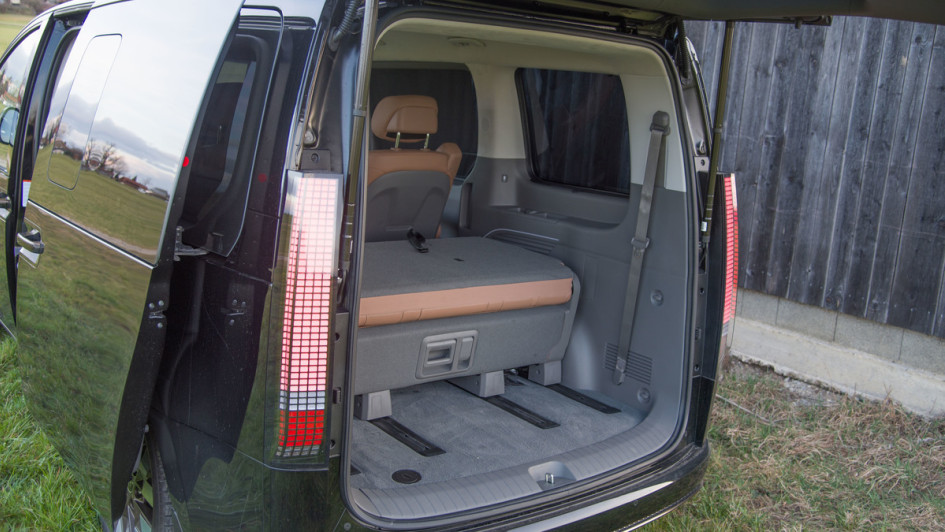 Hyundai Staria mit geöffnetem Kofferraum bei voller Bestuhlung 