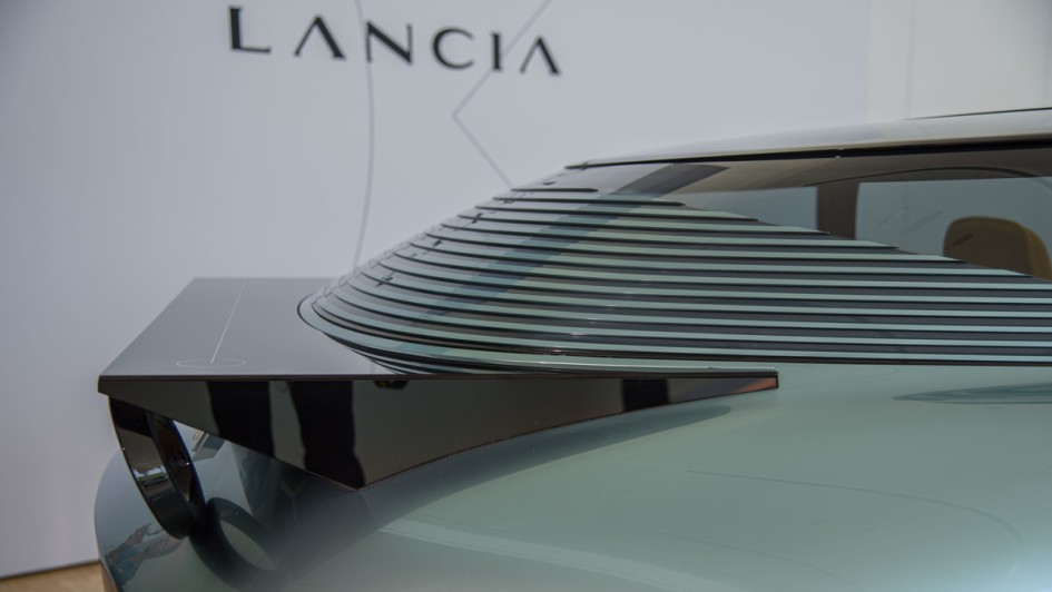 Lancia Pura HPE Heckpartie von der Seite mit Jalousie-Optik