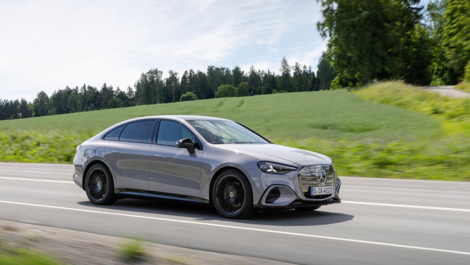 Mercedes C-Klasse elektrisch fahrend von der Seite fotografiert
