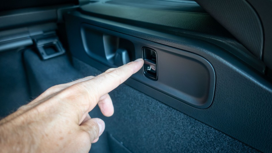 Mercedes C 220 d All Terrain in Patagonienrot Umklappfunktion im Kofferraum