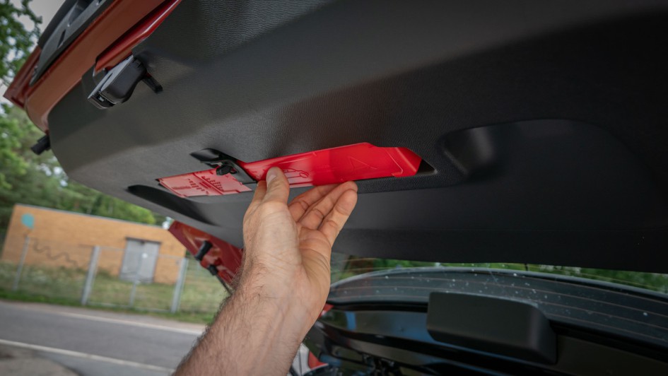 Ideal platziertes Warndreieck an der Innenseite der Heckklappe des Opel Frontera