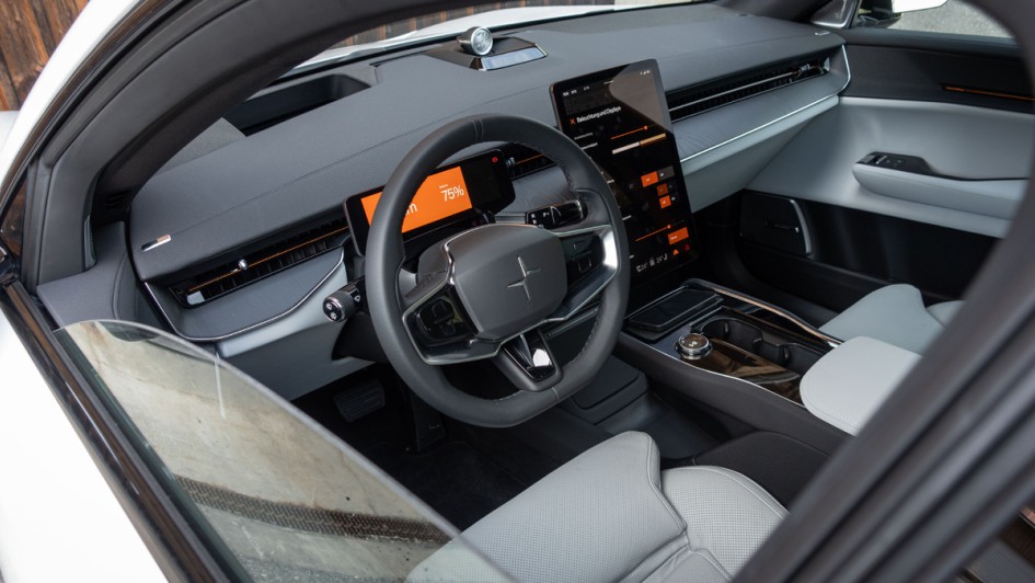 Foto ins Cockpit des Polestar 3 durch geöffnetes fahrerfenster