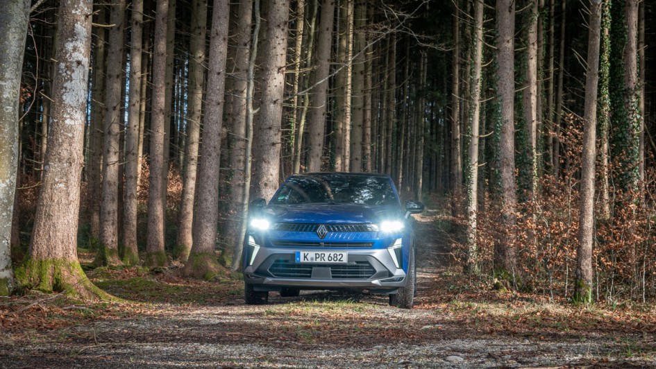 Renault Captur auf einem Waldweg von vorn fotografiert