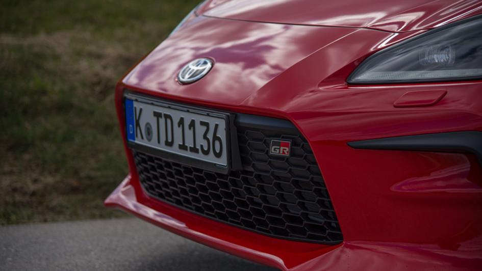 GR-Schriftzug am Frontstoßfänger des Toyota GR86