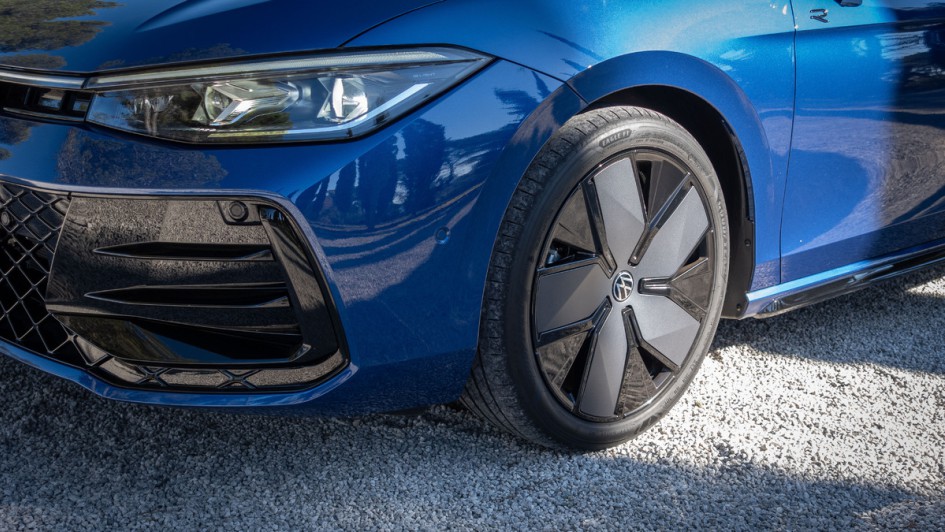 Blauer VW Passat Variant 2.0 TDI 4Motion mit Alufelge Leeds 8 J x 19 in Schwarz / Dark Graphite und 235/40 R 19 Bereifung