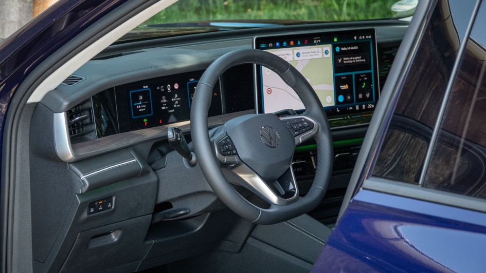 Cockpit des VW Tayron durch die Fahrertür aufgenommen