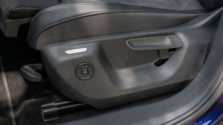 Manuelle Verstellmöglichkeit des AGR-zertifizierten Fahrersitzes im VW Tayron