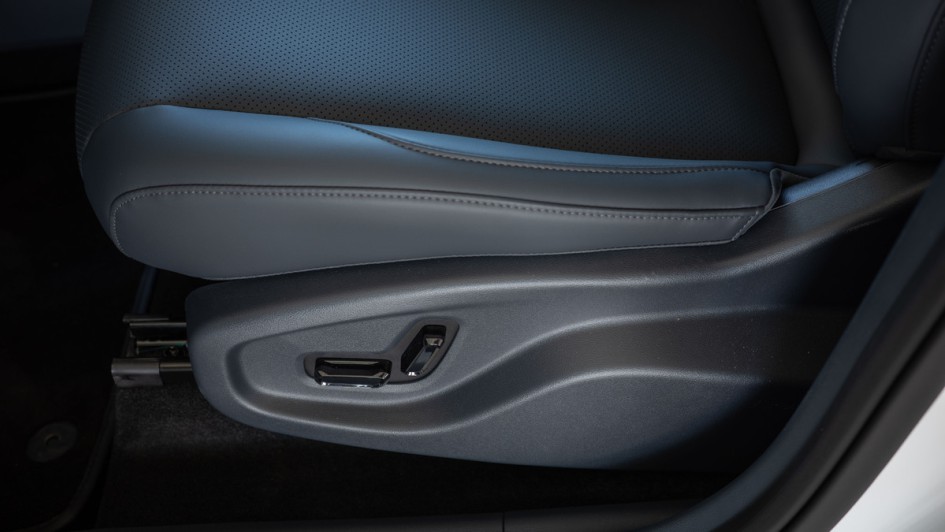 Bedienelemente an der Sitzkonsole des Geely E5 zum Verstellen des Fahrersitzes