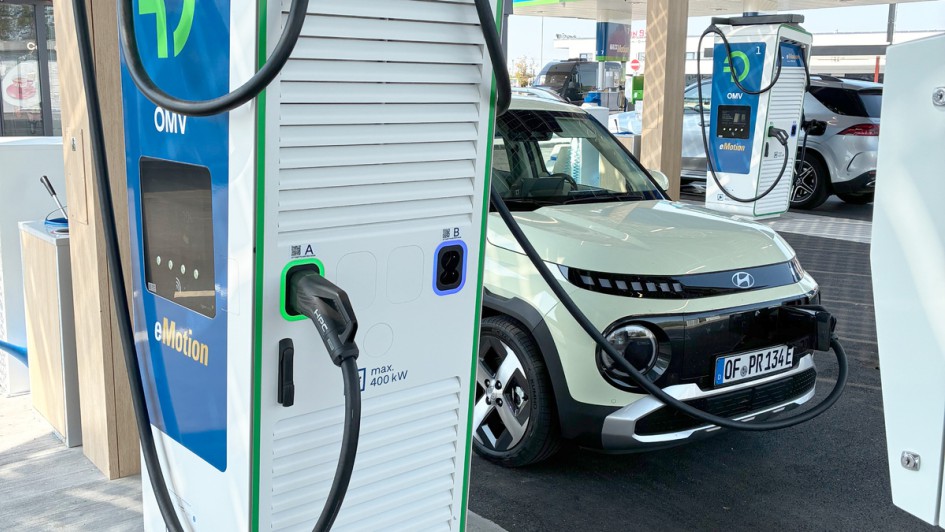 Ladesituation des Hyundai inster am CCS-Hypercharger von OMV in Österreich.
