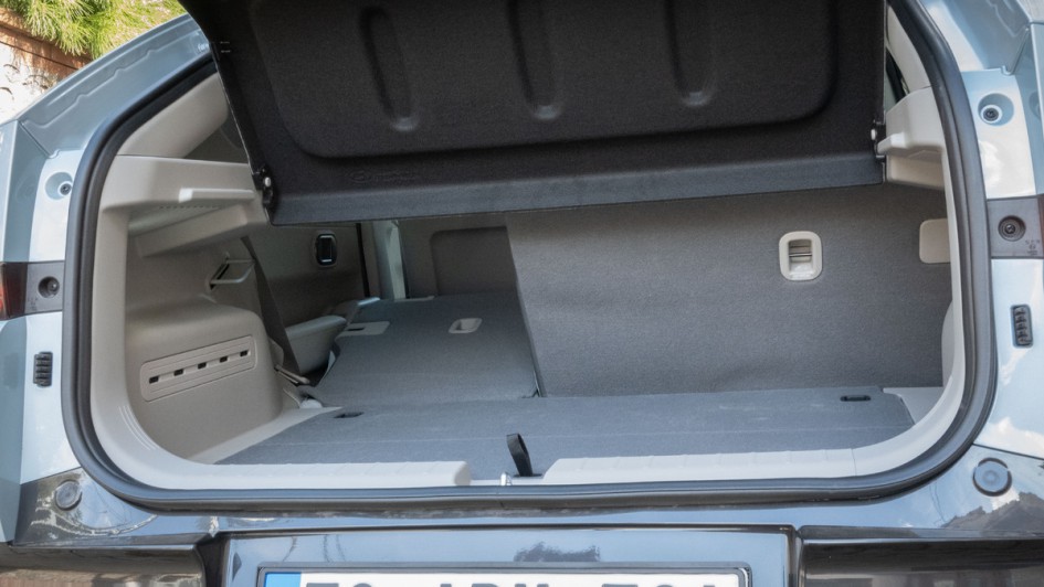 umgeklappter linker Teil der Rückbank im Hyundai Ioniq 3