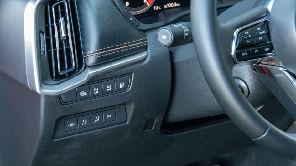 Kurzwahltasten links vom Lenkrad im Mazda CX-80