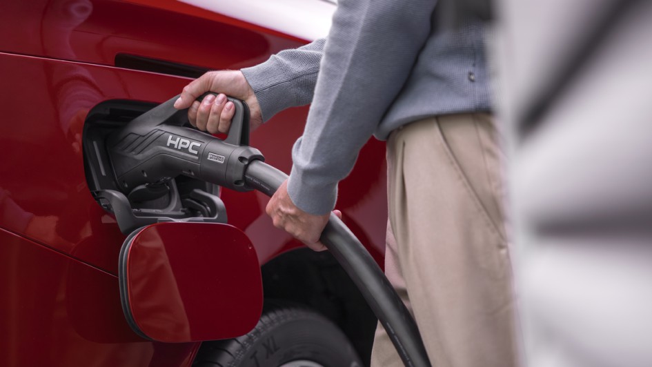Foto vom angesteckten Ultraschnelllader an den Ladeanschluss im neuen Mercedes VLE