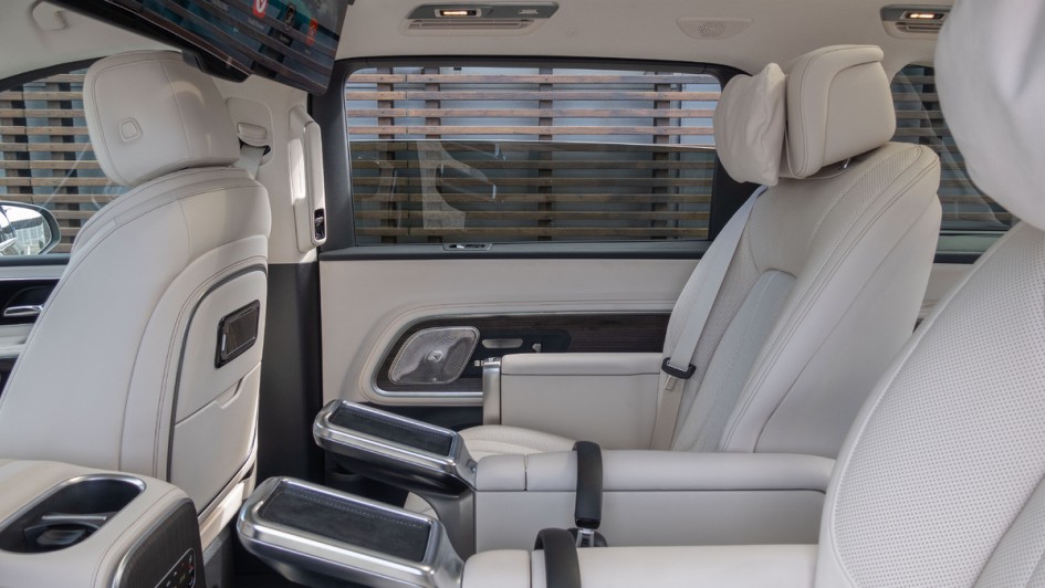 Fensteröffnung im Fond des Mercedes VLE 300
