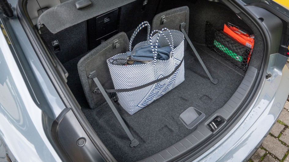 Kofferraum mit Gepäckteiler im Polestar 2