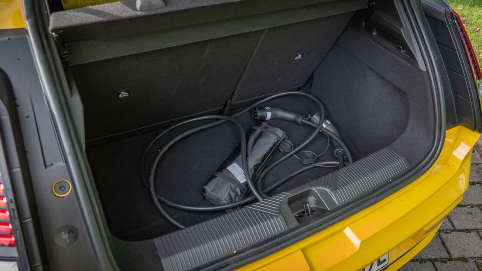 Kofferraum des R5 mit dort drin liegendem Ladekabel