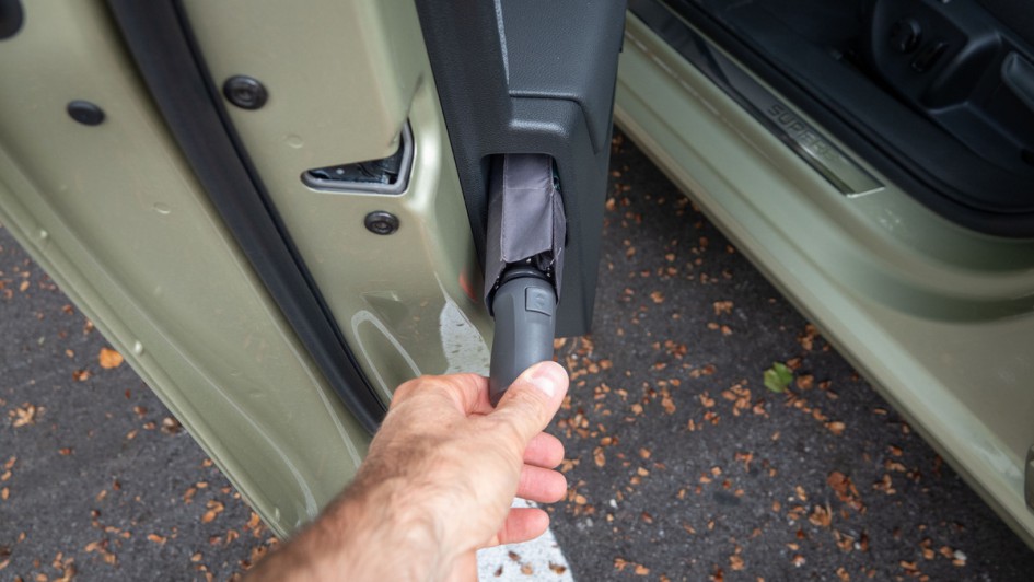 Regenschirmfach in der Fahrertür den Skoda Superb Combi 
