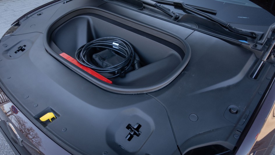 Foto des vorderen Kofferraum, Frunk genannt, in dem das Ladekabel liegt.