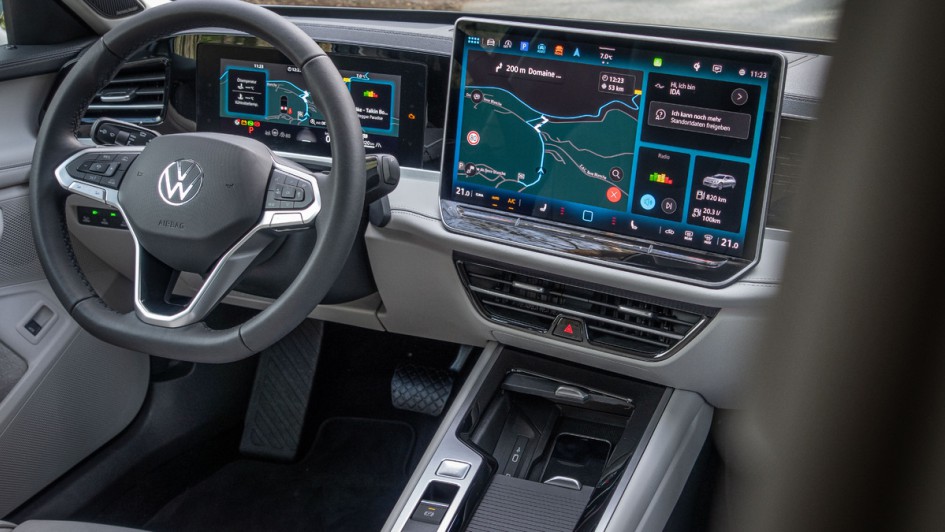 VW Passat 2.0 TDI Foto vom Cockpit, aufgenommen von der Rückbank