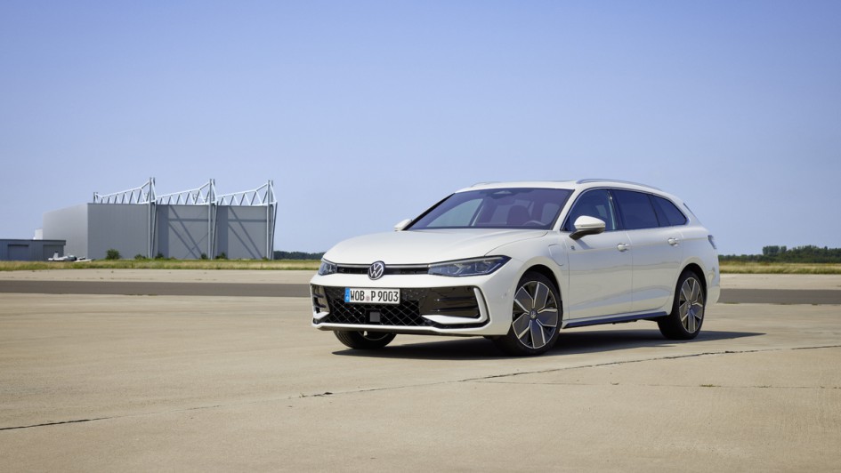 Weiß lackierter VW Passat in der Ausstattungslinie R-Line schraeg von vorn fotografiert