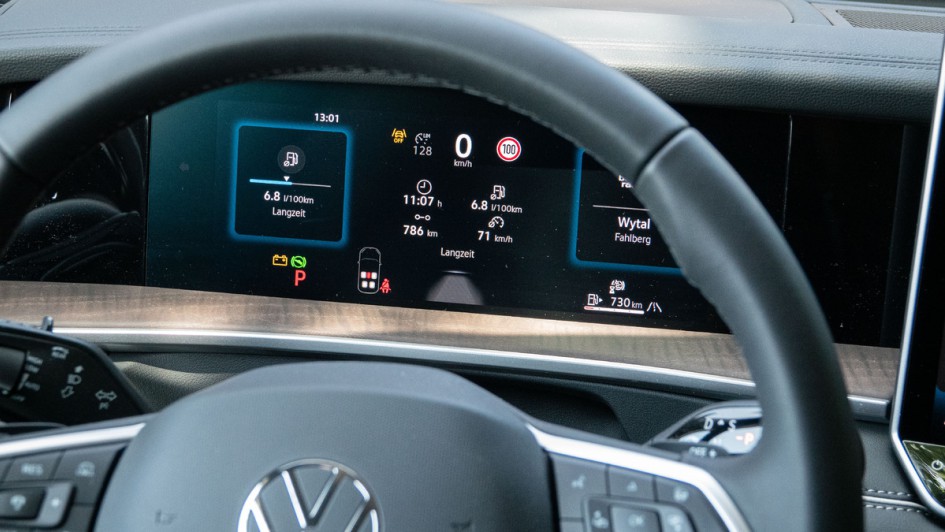 Detail vom Digitaltacho mit Lenkrad im VW Tayron