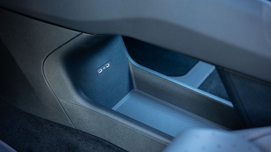 Ablage mit USB-C-Anschlüssen in der unteren Mittelkonsole im Cupra Raval
