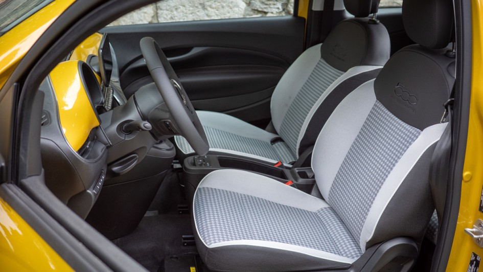 Vordersitze im Fiat 500 Hybrid in der Ausstattungslinie "Torino"