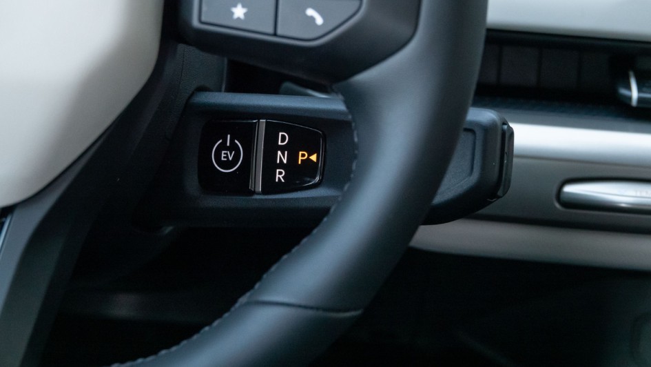 Versteckter und schlecht erreichbarer Knopf für den motorstart im Kia EV4 Fastback