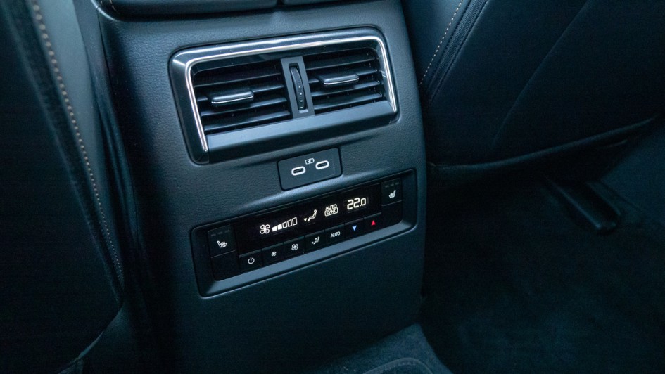 Bedienungseinheit der Fond-Klimaanlage im Mazda CX-80 am Ende der Mittelkonsole 