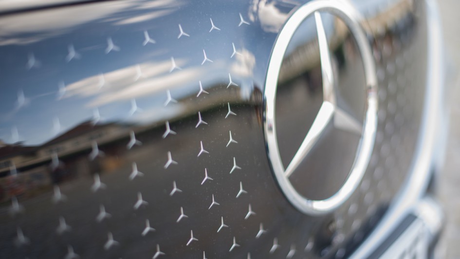 Detailfoto des Kühlergrills vom Mercedes EQE SUV mit Mercedes-Sternen