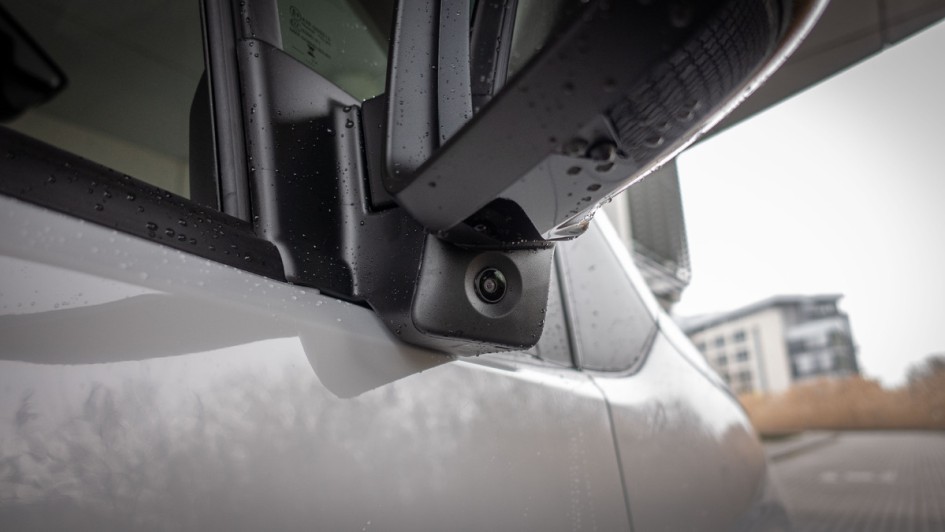 Weißer Opel Combo Cargo Electric Totwinkel-Kamera im Außenspiegel