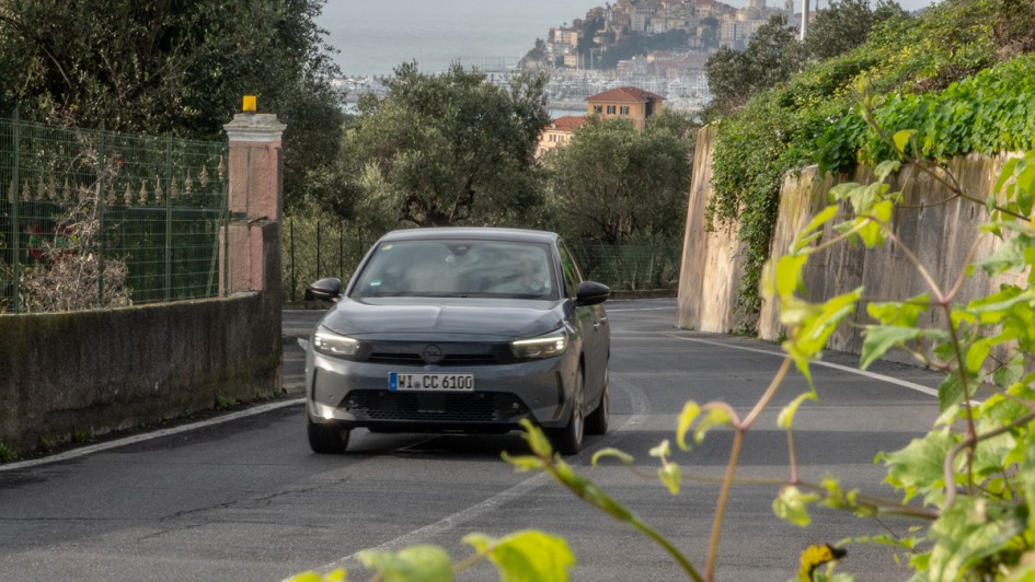 Foto vom Corsa in Ligurien mit der Stadt Imperia im Hintergrund