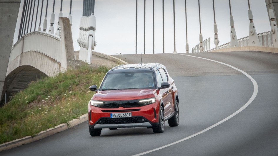 Opel Frontera Electric fährt große Brücke hinunter und ist von vorn fotografiert