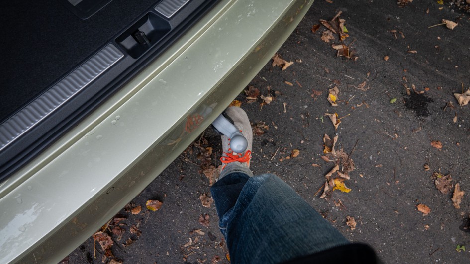 Elektrisch ausklappbare Anhängekupplung im Skoda Superb Combi 