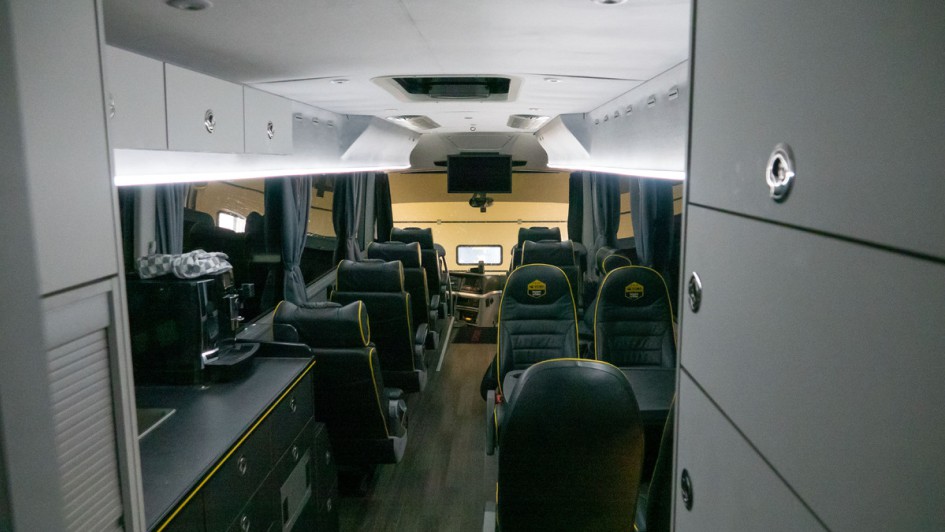 Sitzgruppe in einem der beiden Busse, die bei der Tour de France für das Team Visma Lease a Bike mitfahren